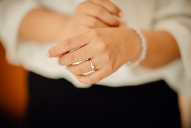 Pierścionek z diamentem laboratoryjnym w codziennym stylu